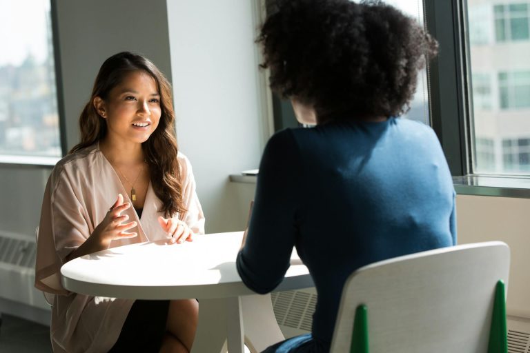 mujeres hablando en cafetería