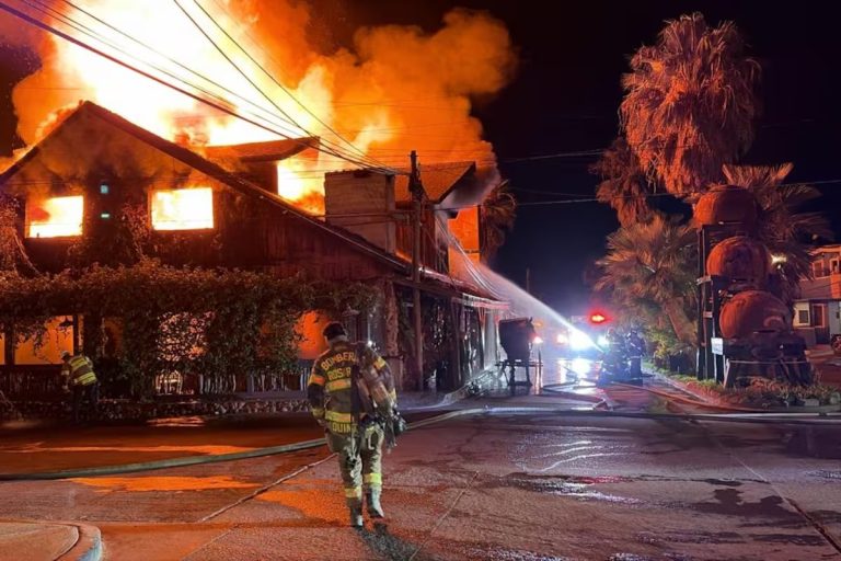 Incendio consume el histórico restaurante La Estancia.
