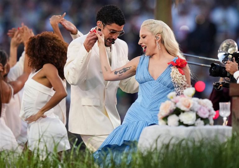 Gaga se puso Latin-on… pero todavía medio tiesa
