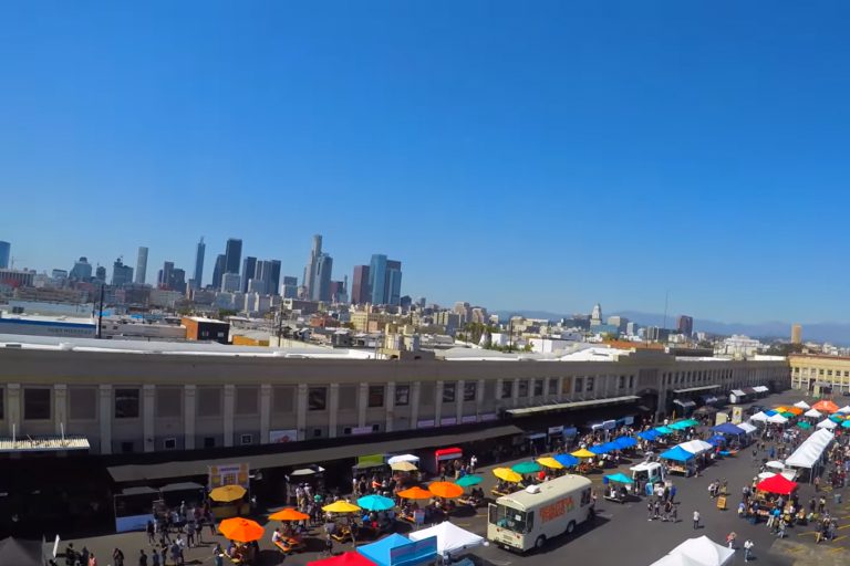 Smorgasburg se instala cada domingo como uno de los mercados gastronómicos más activos de la ciudad