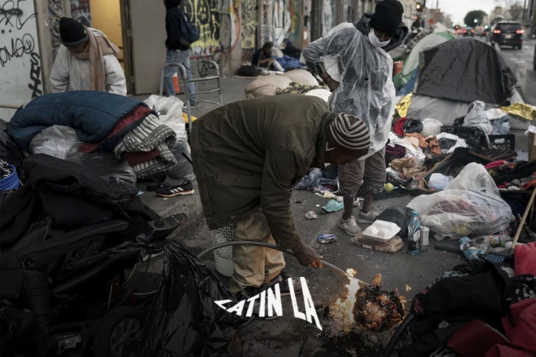Cigarros por votos: investigación federal expone esquema electoral con homeless de Skid Row