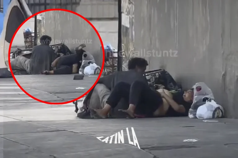 VIDEO impactante capta a mujer sin hogar dando a luz mientras consume drogas en una banqueta de Los Ángeles