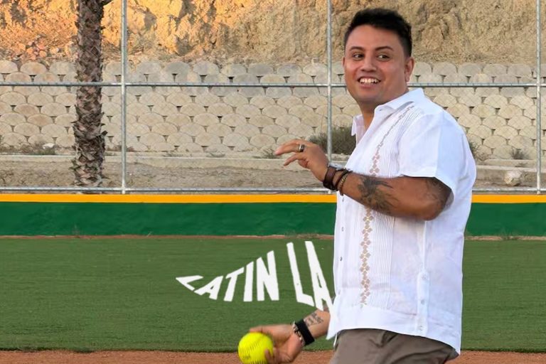 Alex Kirk inspira a nuevas generaciones durante la inauguración de torneo de softbol en Tijuana